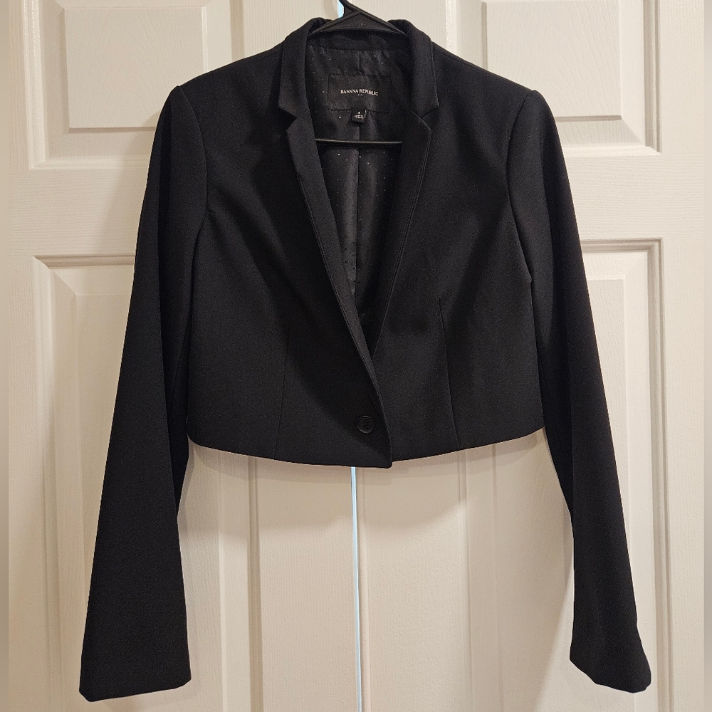 MOVING SALE! Banana Republic Cropped Sculpted Suit Blazer